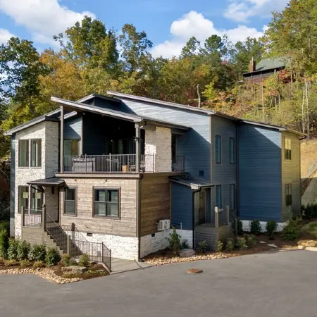 Luxe Lodge/Heated Pool/Hot Tub/Game Room/Sleeps 22/Rocky Top Sports Complex