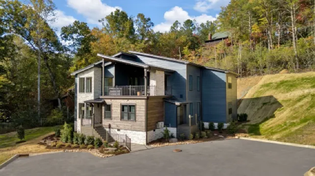 Luxe Lodge/Heated Pool/Hot Tub/Game Room/Sleeps 22/Rocky Top Sports Complex