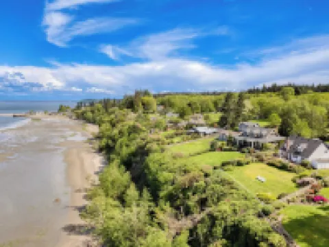 Colonial Bluff House Above the Sea by Avantstay Hotels in Langley