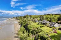 Colonial Bluff House Above the Sea by Avantstay