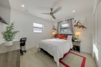 Private Yard! Getaway 3 Mi to Hard Rock Stadium - 3-Star