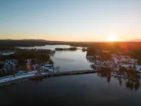 Updated Victorian overlooking Winnisquam Lake Hotel a Winnisquam