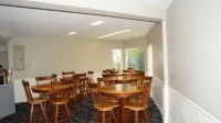 Super 8 by Wyndham Traverse City - 조식 운영