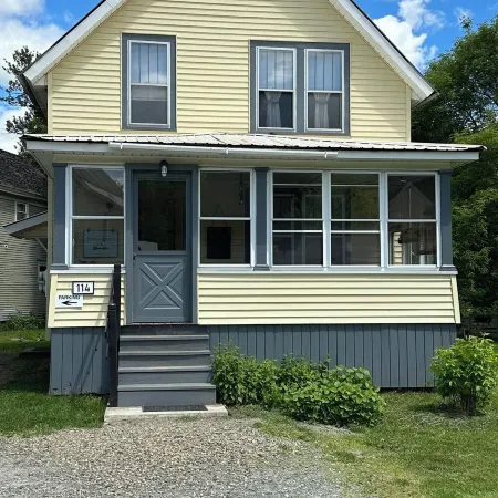 Charming 2-bedroom house in welcoming Saint Johnsbury with WiFi, AC