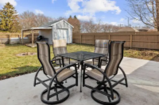 Hot Tub and Outdoor Entertainment - Spacious Chic Retreat