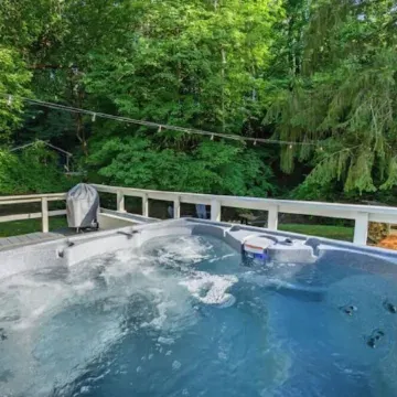 Creekside bungalow with a hot tub, walking distance to downtown Nashville
