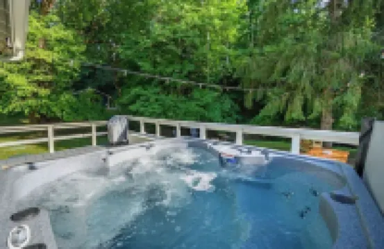 Creekside bungalow with a hot tub, walking distance to downtown Nashville