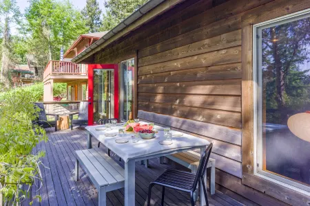 Water Views and Gourmet Kitchen - Beautiful Coastal Haven