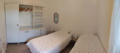 Maisonnette en Bord de Cyclable Hôtels à proximité de : La Grande Maree