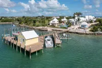 Gate House; a Private Villa within a Luxurious Estate near world-class fishing Hotels in Marsh Harbour