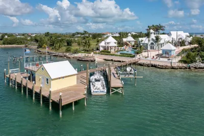 Private Villa within a Luxurious & Gated Estate near world-class fishing/boating فنادق في 