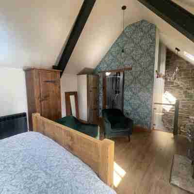 Reconnect with nature at this beautiful escape on the edge of the Peak District. Rooms