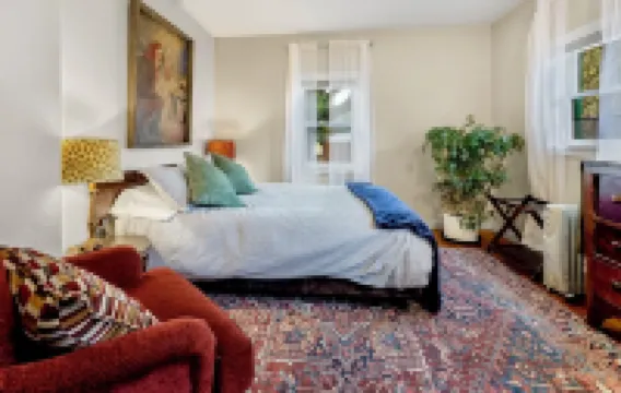 Cozy Cottage Retreat w/ Open Air Bath house, one minute walk to Squaxin Park