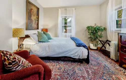 Cozy Cottage Retreat w/ Open Air Bath house, one minute walk to Squaxin Park