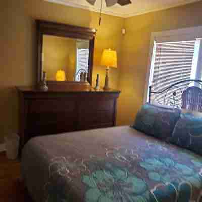 Cozy 3-bedroom bungalow in marvelous Memphis with AC, WiFi Rooms
