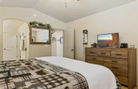 Water’s Edge Retreat,  Lake & Creek Views , Kayaks, Firepit, Massage,  Sleeps 10