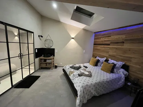 Au Temps Suspendu, Gîte, Spa&hammam, Avec SPA et Hammam Privatif فنادق في Lombez