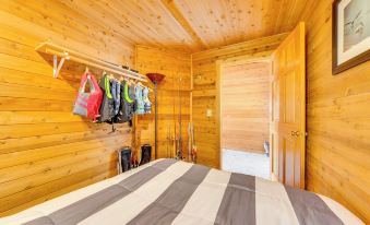 Lakefront Wisconsin Escape w/ Boat Dock & Kayaks!