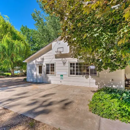 Caldwell Country Home on Quiet Acreage