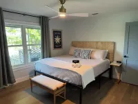 Family-Friendly 3-bedroom house in Kingsland with WiFi, AC, Kayaking & more.