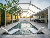 BRAND NEW, COVERED Heated Pool, Baja Ledge, Hot Tub, Large home PS5, WIFI, AC Hotels in Apollo Beach