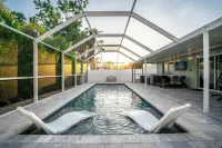 BRAND NEW, COVERED Heated Pool, Baja Ledge, Hot Tub, Large home PS5, WIFI, AC