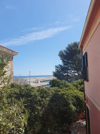 Apartment a stone's throw from the sea