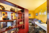 Downtown apartment of 180sqm offers WiFi a panoramic balcony.