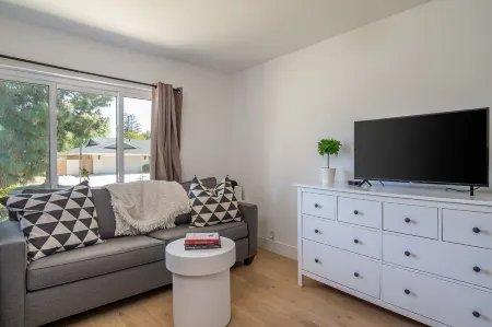 Remodeled Oasis Retreat w/Pool & Jacuzzi.