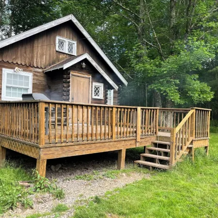 Charming 1-bedroom cottage with WiFi, AC in enchanting Kenoza Lake area.