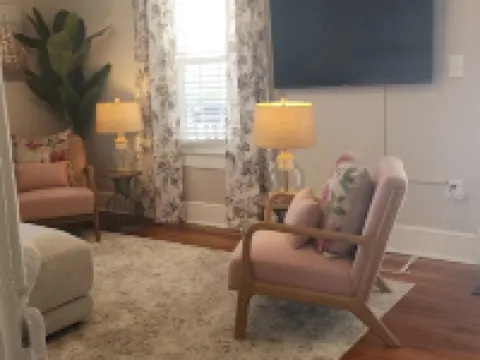 Magnolia Hideaway 2-BR Apt in center of Town of Colonial Beach Hotels in Colonial Beach