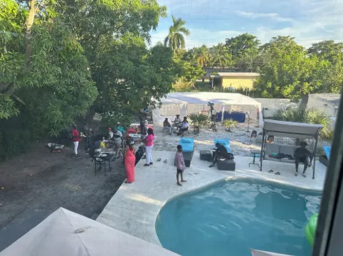 Charming 2-bedroom apartment with AC, WiFi in nice Oakland Park