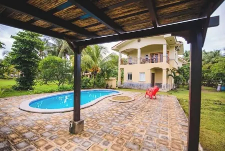 Steps from the Boom Oceanview Отели в г. Aposentillo