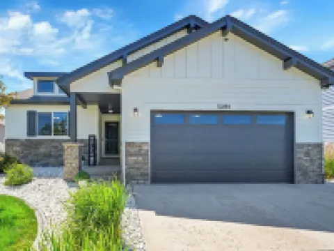 Modern 5Br/3BA Luxury Home,Movie Nights & Comfort Hotels in Evans