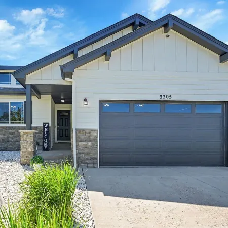 Modern 5Br/3BA Luxury Home,Movie Nights & Comfort