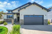 Modern 5Br/3BA Luxury Home,Movie Nights & Comfort Hotels in Evans