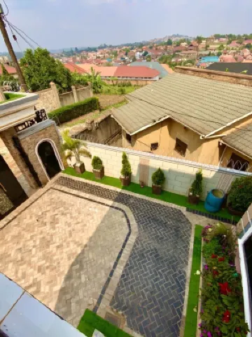 A warm 4 bedroom home, Nestled in the heart of serene quiet away from the city. Hotels in 