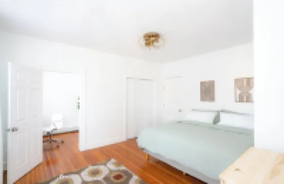 Cozy 2 bdrm Newburgh apartment with private parking