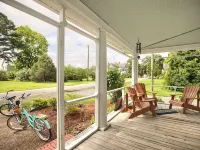 East River Views - Renovated 1905 House- 3 Bedrooms, 3.5 Baths Hotels in Mathews County