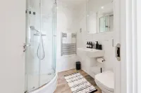 Skyline Views | 2 Bed 2 Bath in Prime Location | Parking/Netflix! Hotels in The Westside