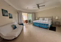 Palm Beach 103, Hastings, Barbados, 3 Bdrm, Beachfront, Pool, Great Location Hotel a 