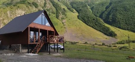 Mountain Serenity at cozy, Kazbegi Chalet