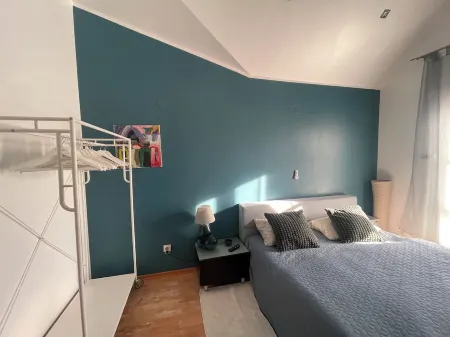 Quietly located villa with 2 apartments on the outskirts of town with private parking space Отели в г. Карловац