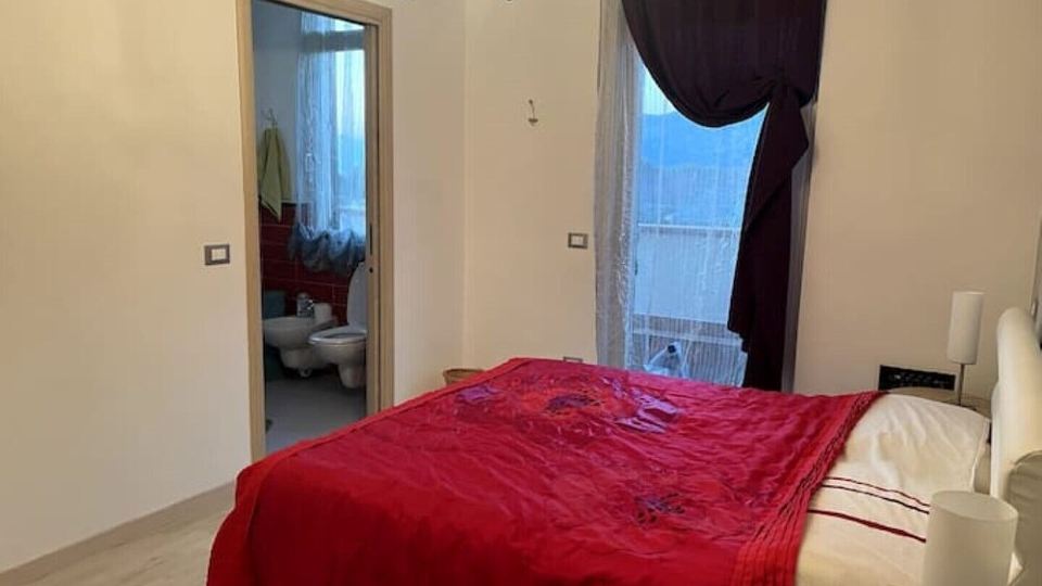 Beautiful lake front apartment on the footpath with stunning views