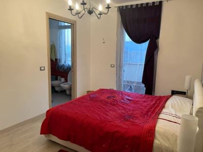 Beautiful lake front apartment on the footpath with stunning views