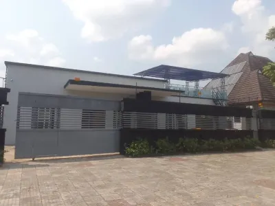 Charming 2-bedroom apartment in marvelous Yenagoa with WiFi, AC Các khách sạn ở 