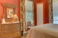 Charming 3Bdr Magnolia Cottage with Seasonal Heated Pool, AC and WiFi in Amenia