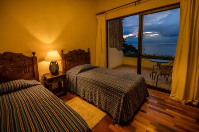 Casa Cholotío lake view, modern, beach access Hotels in 