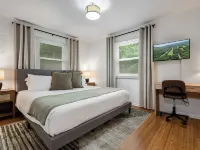 New! Hot Tub • Fire Pit • Slopes Hotels in Massanutten