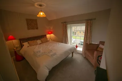 Banwell-luxury 4 bedroom cottage in Oxfordshire: families, groups, pets, wi-fi Hotels near The Pig Place